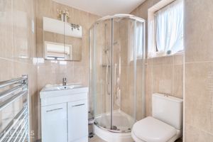 Ensuite - click for photo gallery